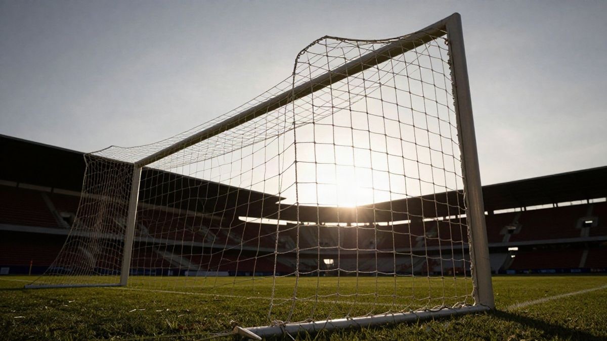 Imagen ilustrativa: portería de fútbol con la red a contraluz al atardecer