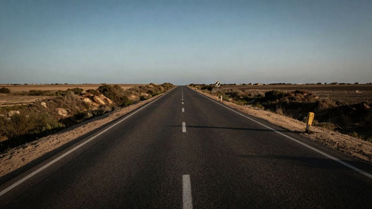 Imagen ilustrativa: una carretera de dos carriles con asfalto recién extendido en un paisaje costero