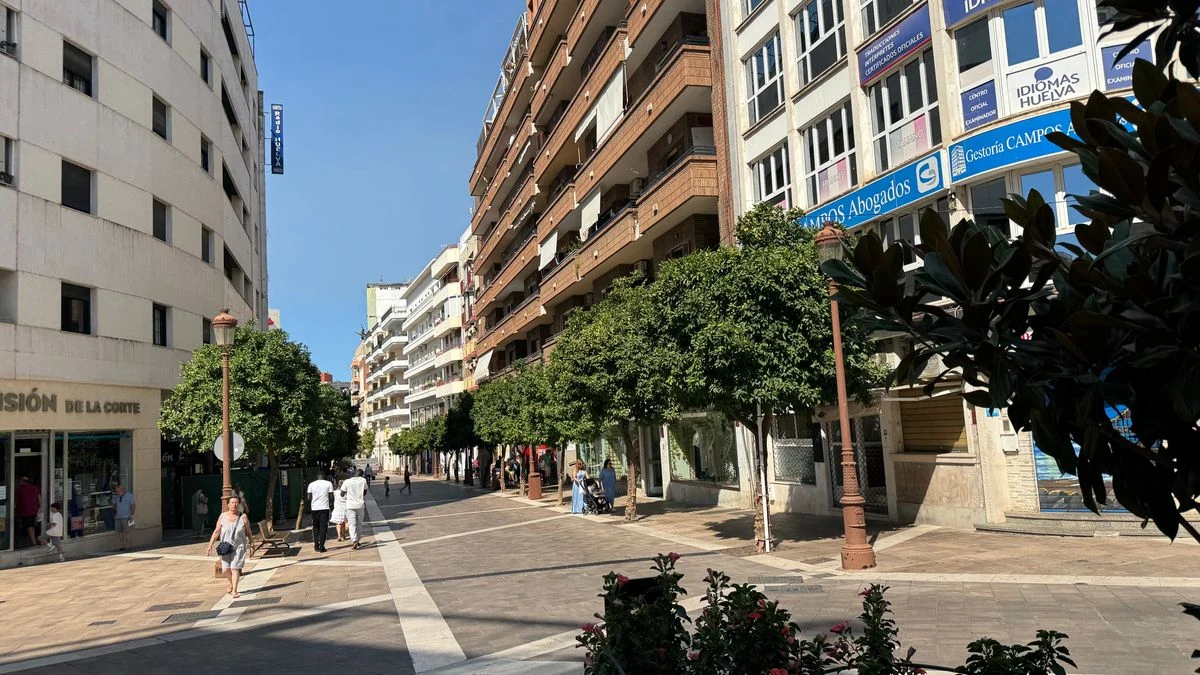 Imagen ilustrativa: calle peatonal con adoquines desgastados y señal de tráfico al amanecer