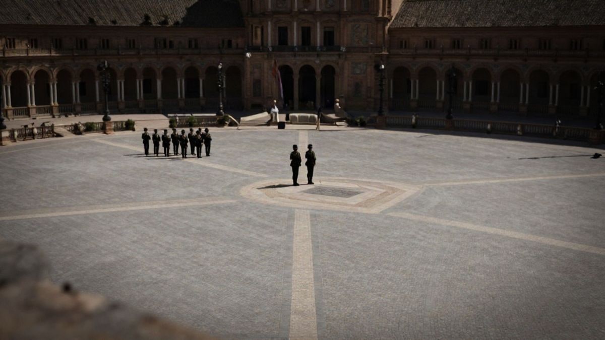 Imagen ilustrativa: vista cenital de una plaza pública española con suelo de adoquines y edificios históricos alrededor