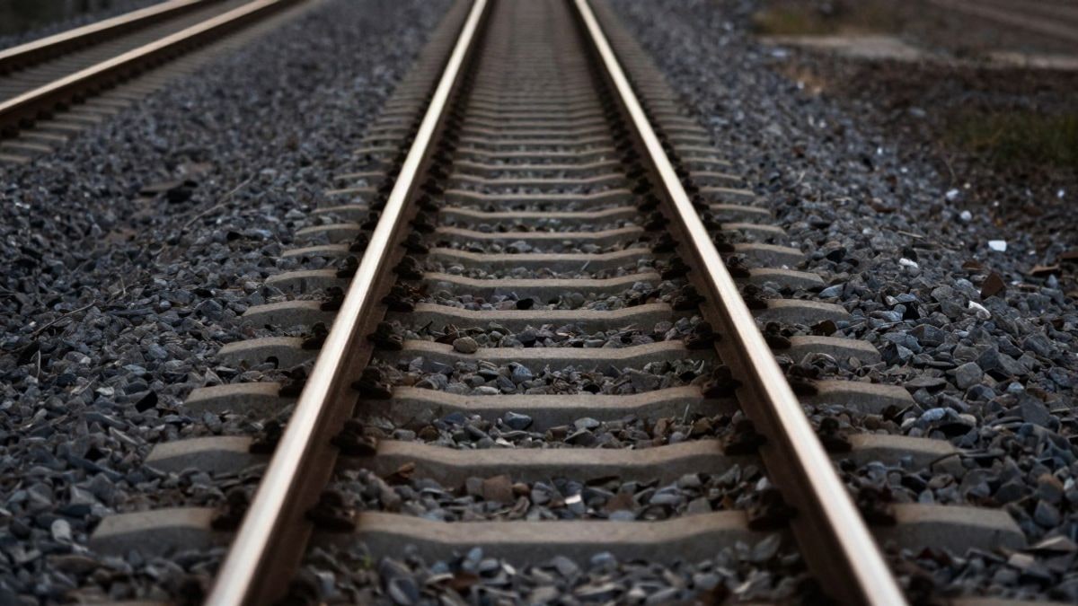 Imagen ilustrativa: vista cenital de una vía de ferrocarril con balasto de grava y raíles que se pierden en la distancia