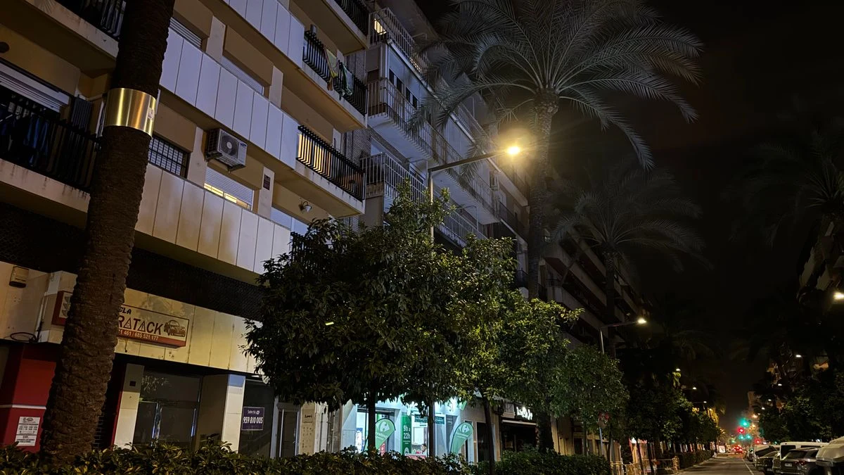 Imagen ilustrativa: una calle urbana al atardecer con farolas LED encendidas y líneas de fuga que convergen en el horizonte.