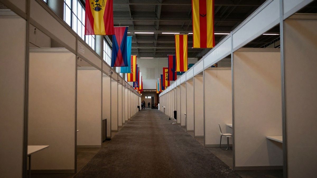 Imagen ilustrativa: pasillo de un recinto ferial con expositores vacíos y líneas que convergen hacia el fondo