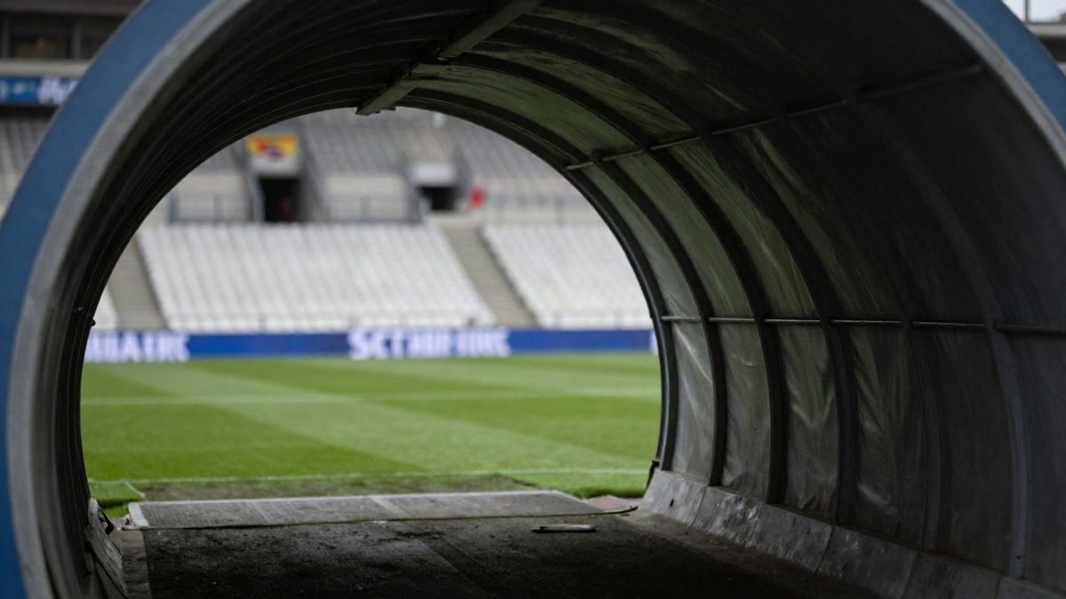 Imagen ilustrativa: un túnel de estadio de fútbol con el campo al fondo, desenfocado