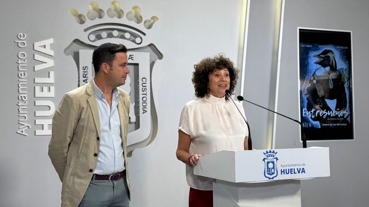 Imagen ilustrativa: interior de un teatro con butacas rojas y escenario iluminado al fondo