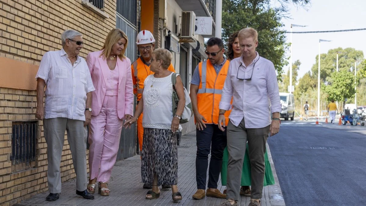 Imagen ilustrativa: calle residencial con asfalto recién extendido y conos de obra al atardecer