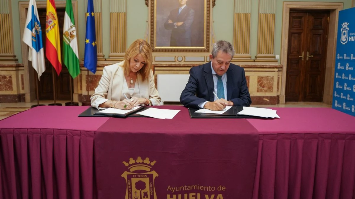 Escritorio de oficina con teléfono, libreta y bolígrafo, luz natural suave