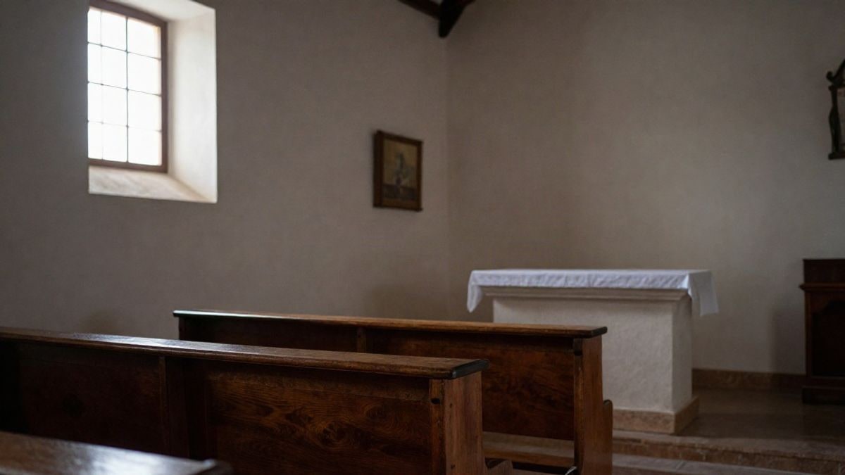 Imagen ilustrativa: interior de una iglesia con luz natural entrando por una ventana lateral