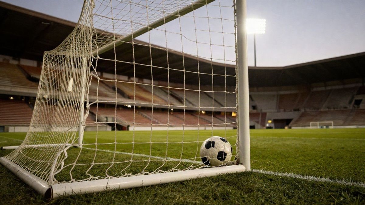 Imagen ilustrativa: red de portería de fútbol con el balón dentro al atardecer