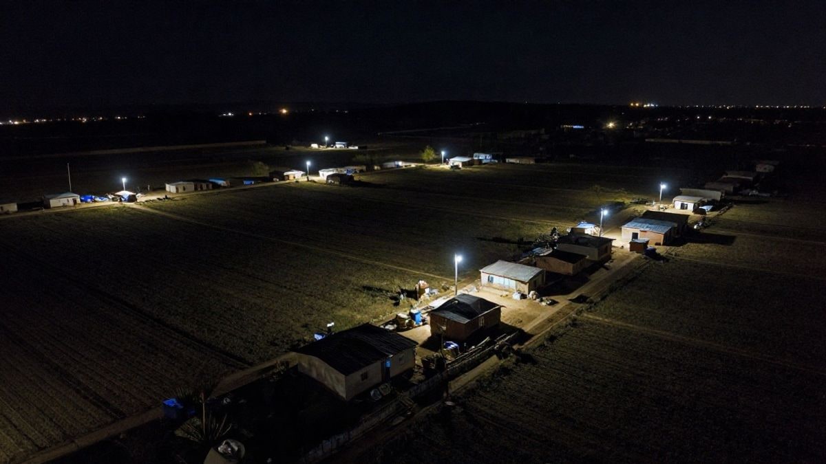 Imagen ilustrativa: vista nocturna de un área rural con construcciones precarias dispersas entre cultivos