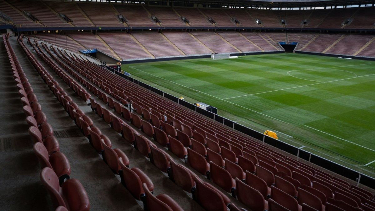 Imagen ilustrativa: gradas de un estadio de fútbol vistas en gran angular al atardecer