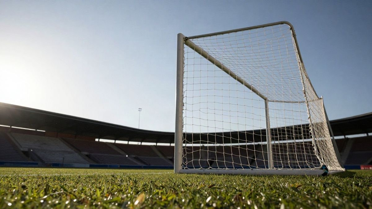 Imagen ilustrativa: ángulo bajo a ras de suelo de una portería de fútbol con el cielo de fondo