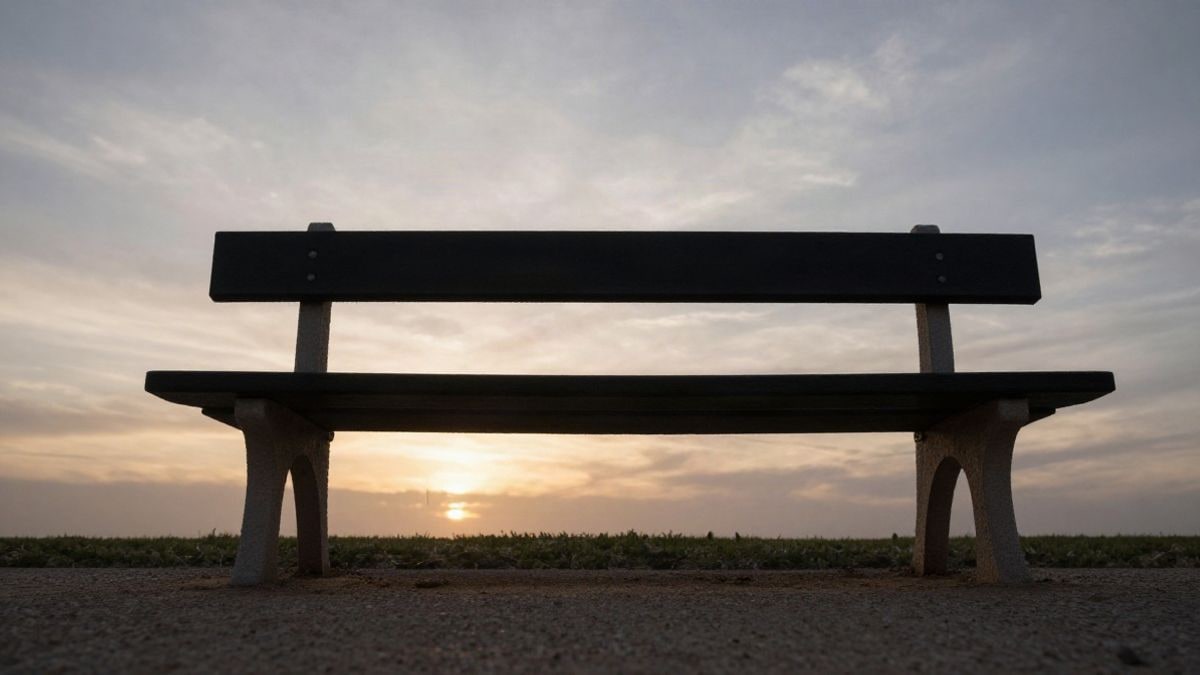 Imagen ilustrativa: banco vacío en un parque bajo un cielo dramático al atardecer