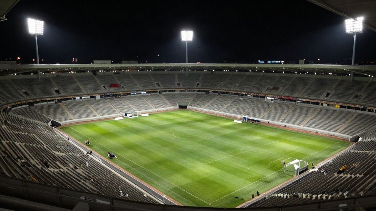 Imagen ilustrativa: estadio de fútbol iluminado por focos durante un partido nocturno