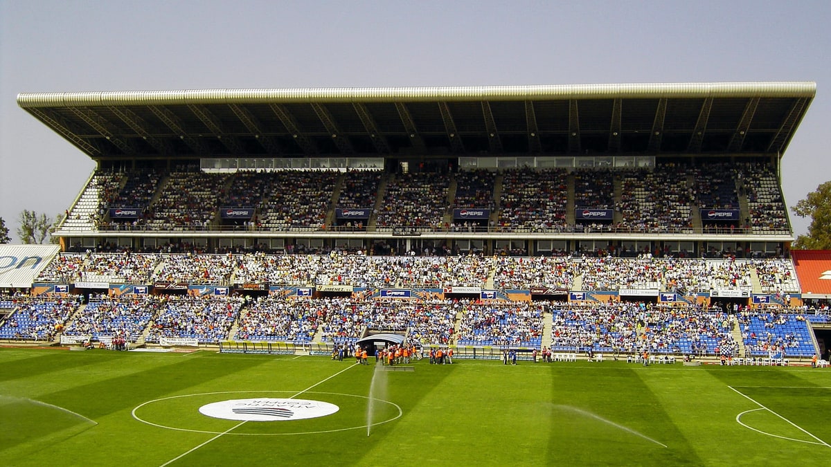 Vista desde la grada del Nuevo Colombino de Huelva con el césped y público llenando las gradas