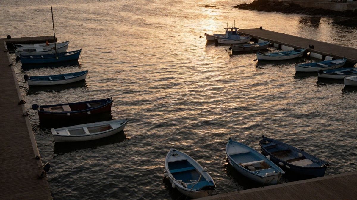 Imagen ilustrativa: vista cenital de un puerto deportivo al atardecer con barcos amarrados
