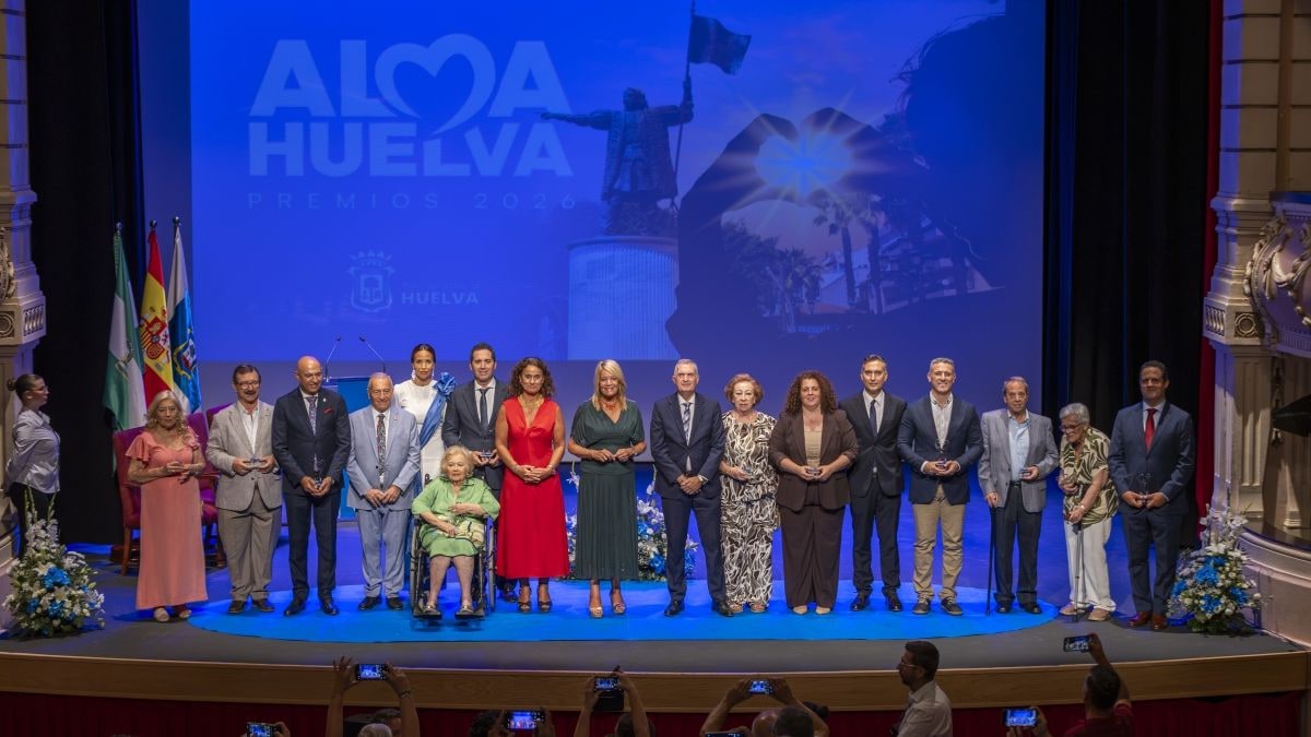 Imagen ilustrativa: auditorio de un teatro histórico español con butacas rojas vacías y un atril iluminado en el escenario