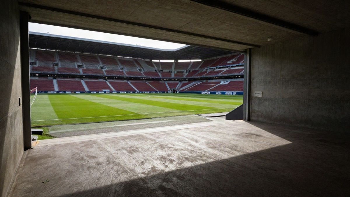 Imagen ilustrativa: túnel de acceso a un campo de fútbol iluminado por contraluz al atardecer