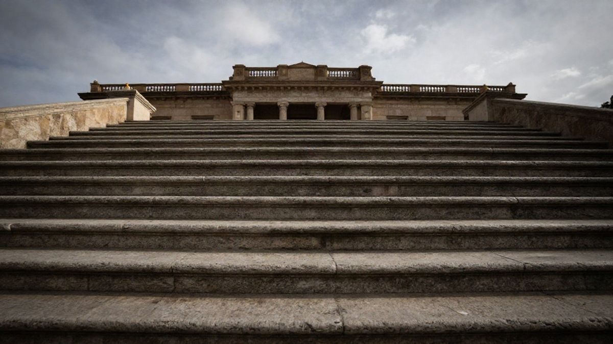 Imagen ilustrativa: escalinata vacía de un edificio judicial bajo un cielo nublado al atardecer
