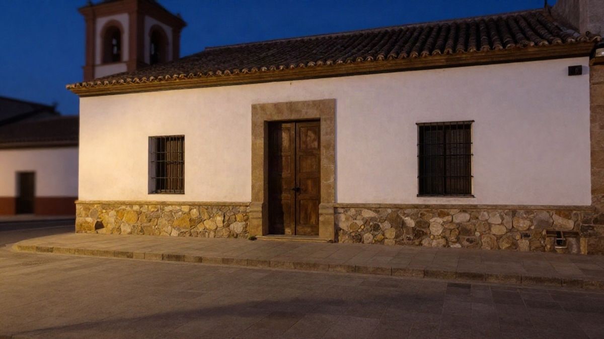 Imagen ilustrativa: fachada de un edificio consistorial español al atardecer con escalones vacíos