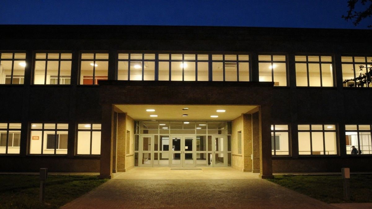 Imagen ilustrativa: fachada de un edificio universitario genérico iluminado de noche