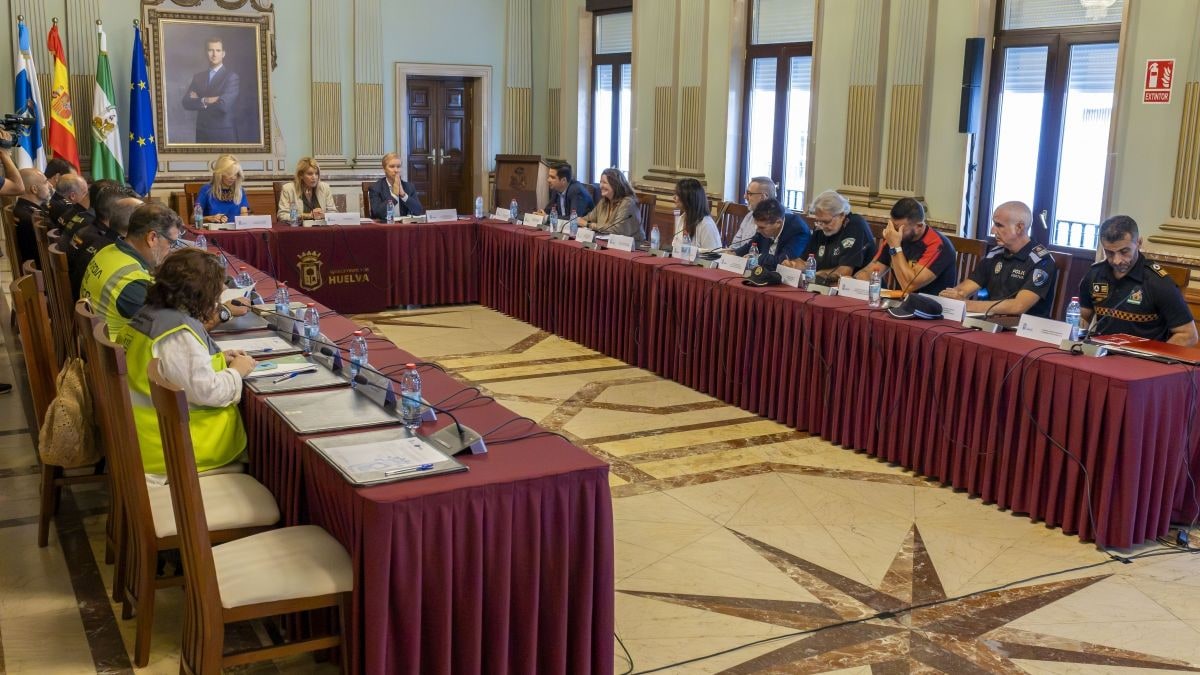 Imagen ilustrativa: sala de coordinación con monitores y equipos de comunicación, iluminada por luz lateral de ventana
