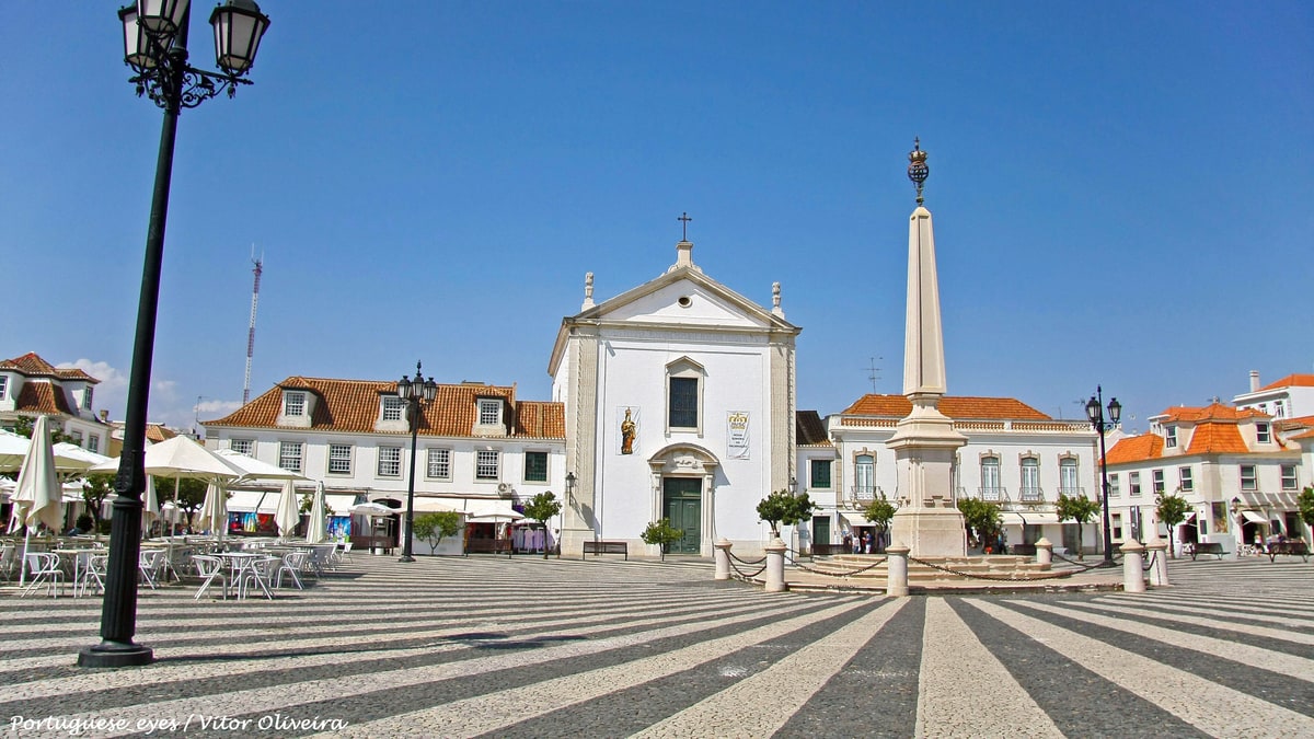 Plaza Marqués de Pombal con iglesia blanca, obelisco y suelo de mosaico en blanco y negro
