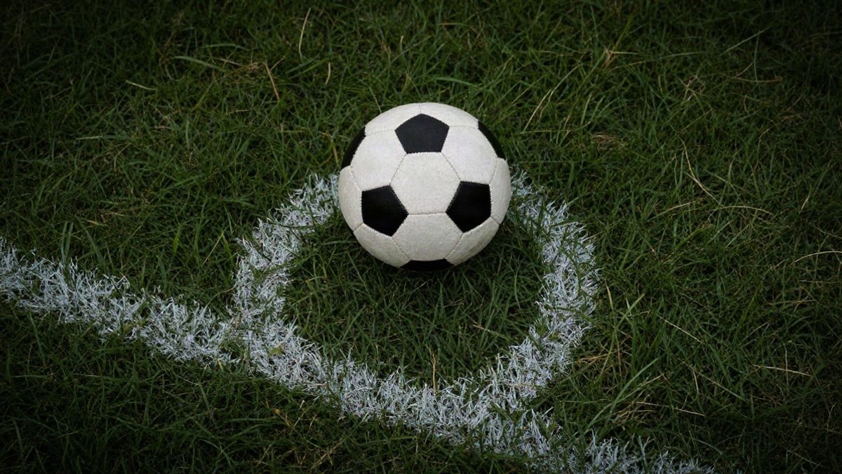 Imagen ilustrativa: balón sobre el punto de penalti de un campo de hierba vista desde arriba