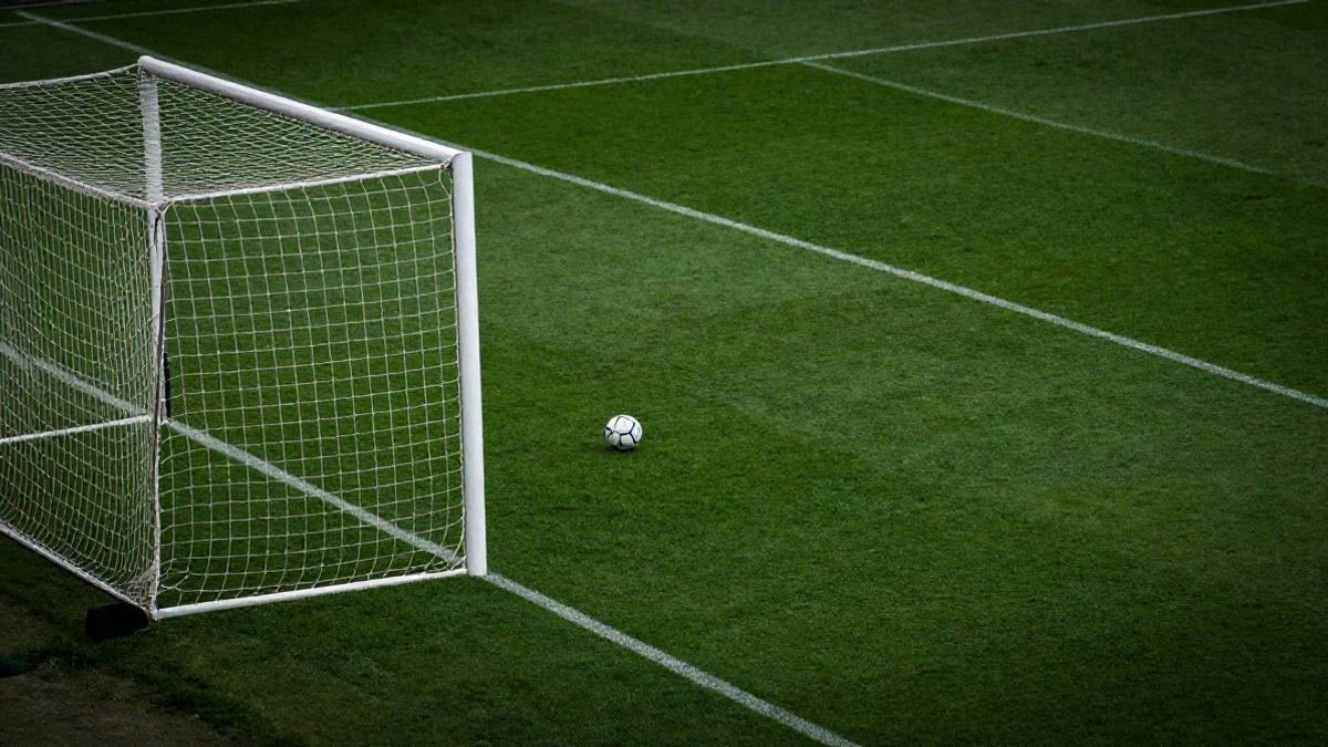 Imagen ilustrativa: vista cenital de un campo de fútbol con balón y portería