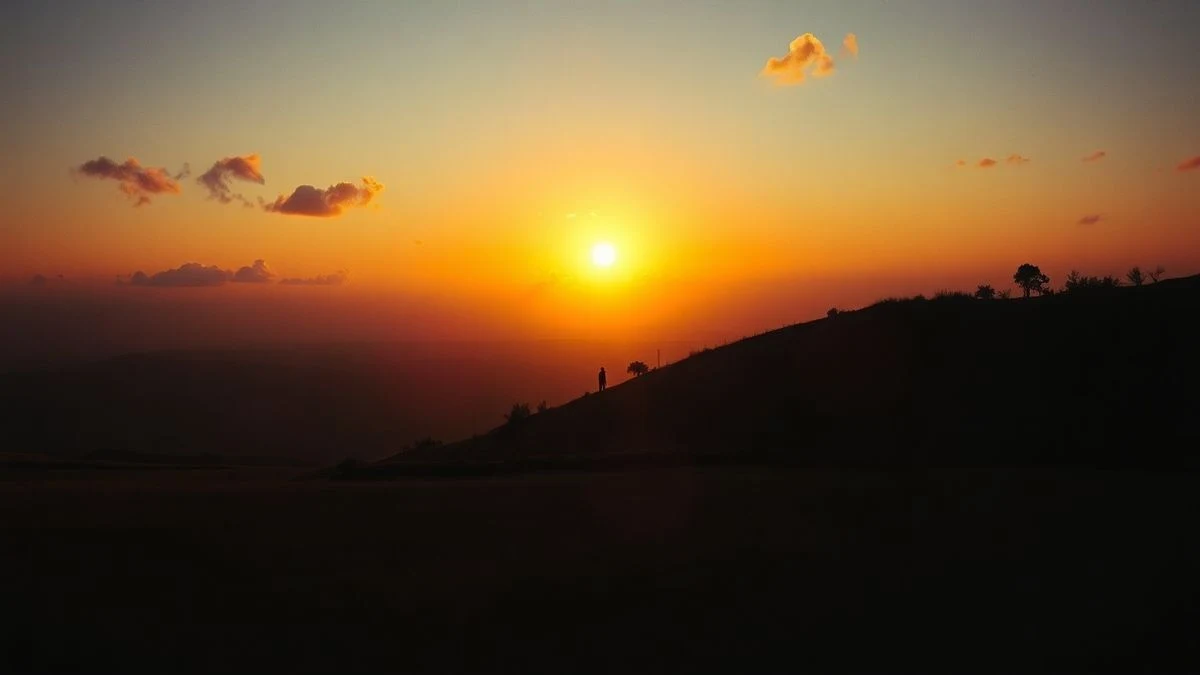 Imagen ilustrativa: paisaje rural al atardecer con una figura solitaria observando el horizonte donde el sol se eclipsa parcialmente.