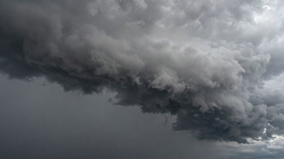 Imagen ilustrativa: primer plano de una nube de tormenta con luz natural dramática