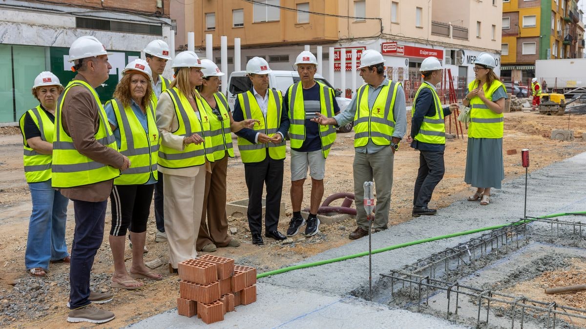 Imagen ilustrativa: plaza pública renovada al atardecer con sombras largas y juegos infantiles