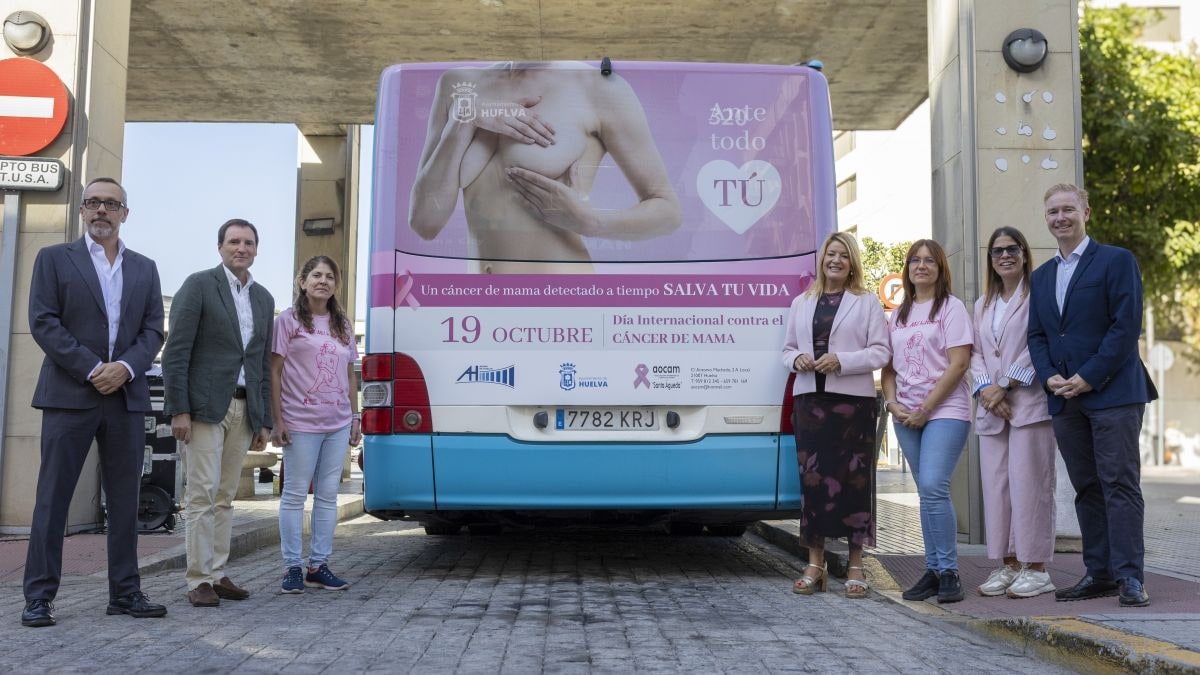 Imagen ilustrativa: banco de parada de autobús vacío al atardecer con un lazo rosa sobre el asiento y calle desenfocada al fondo