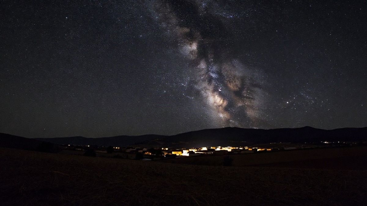 Imagen ilustrativa: paisaje nocturno con cielo estrellado y montañas, sin personas ni edificios reconocibles.