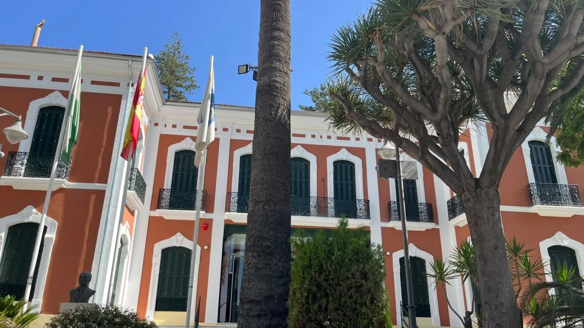 Fachada restaurada de la Casa Colón en Huelva con cielo azul de fondo