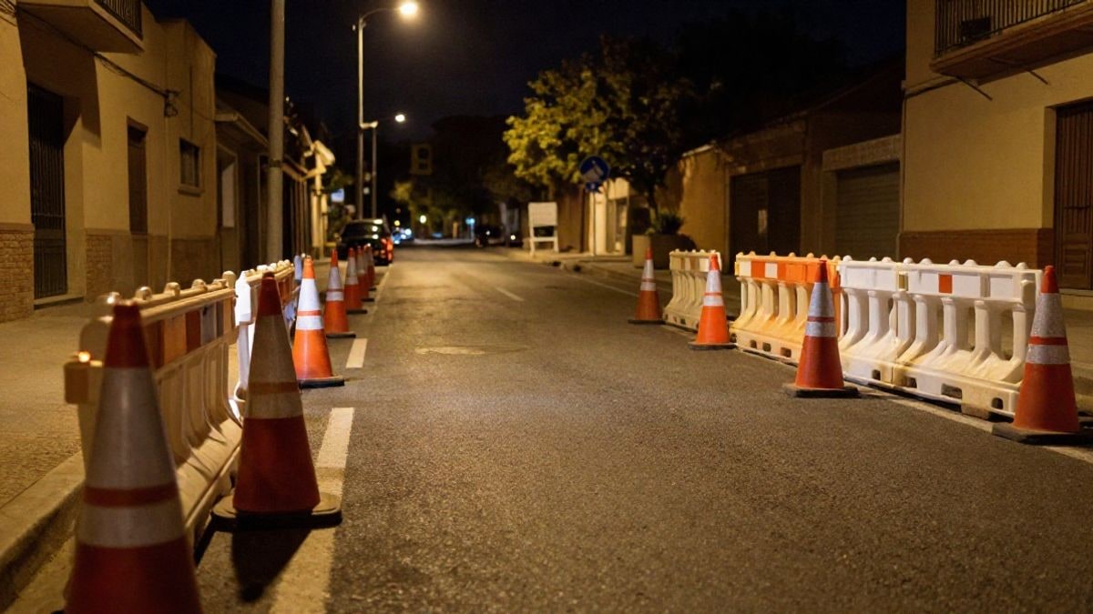 Imagen ilustrativa: obras nocturnas en una travesía urbana con conos y barreras bajo farolas