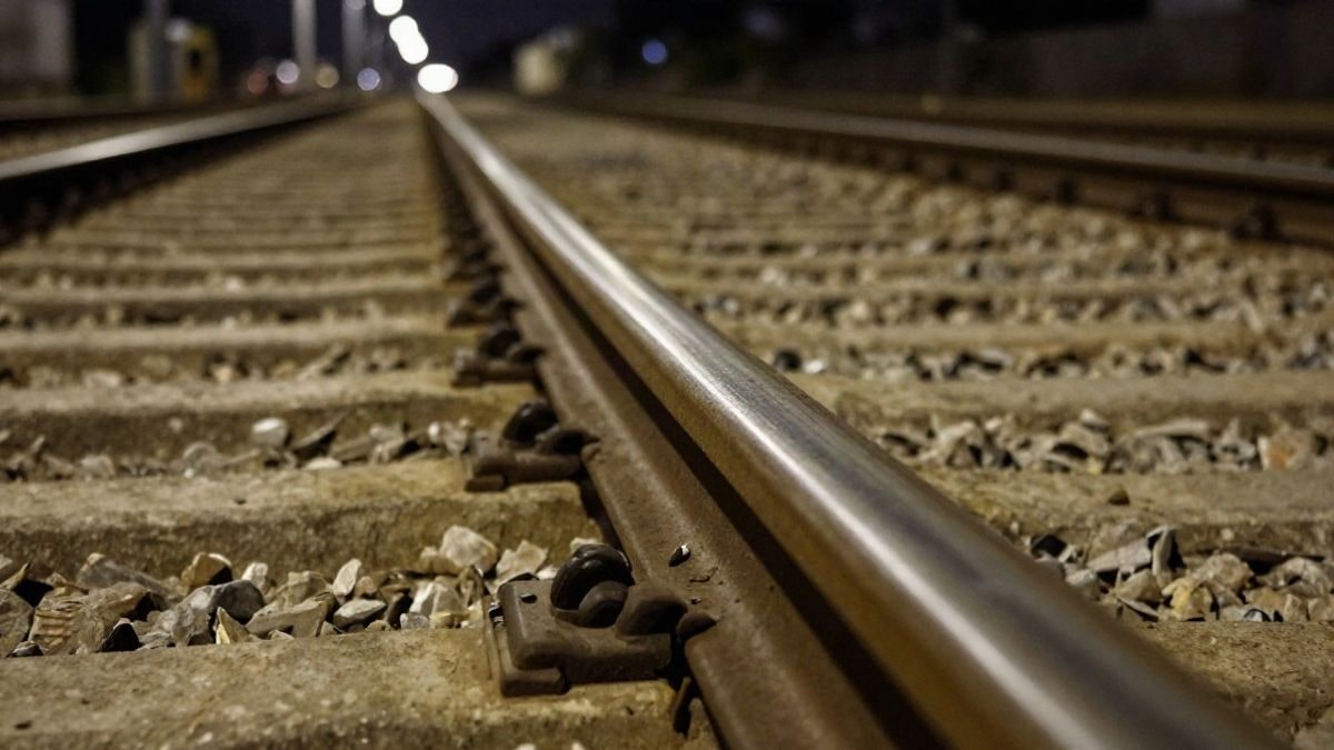 Imagen ilustrativa: primer plano de un carril de tren con un defecto visible, iluminado por luz artificial nocturna.