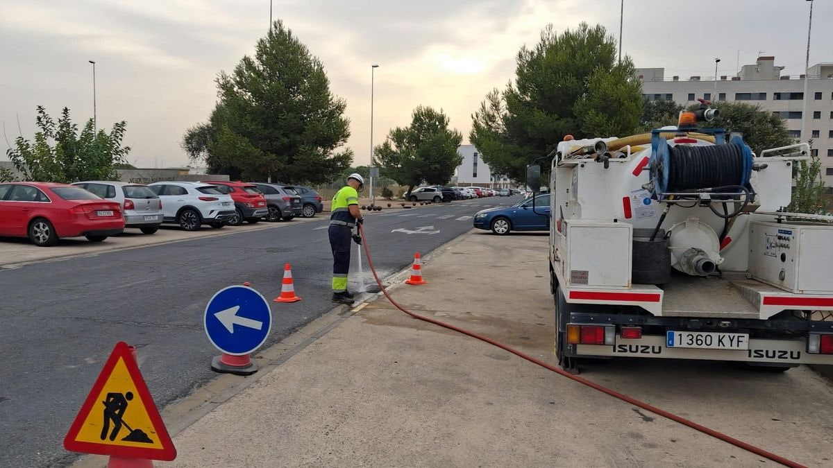 Imagen ilustrativa: primer plano de una rejilla de alcantarillado en una calle mojada