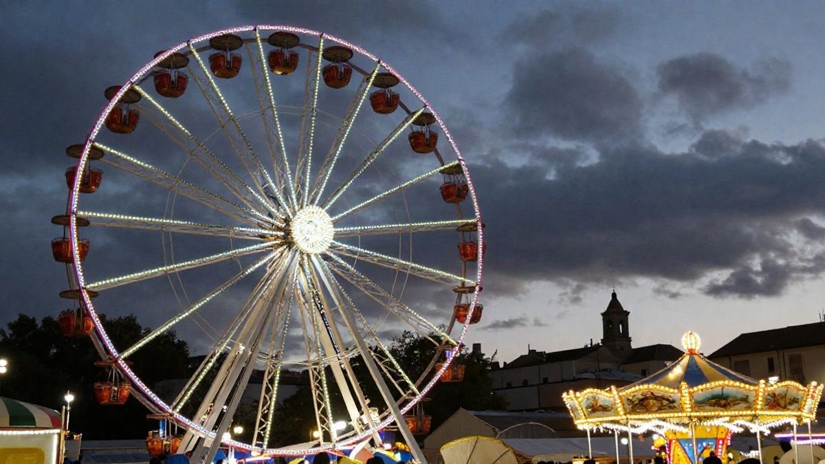 Imagen ilustrativa: recinto ferial iluminado de noche con noria y casetas, sin personas