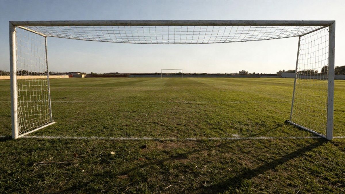Imagen ilustrativa: portería de fútbol con la red al fondo y el punto de penalti en primer plano