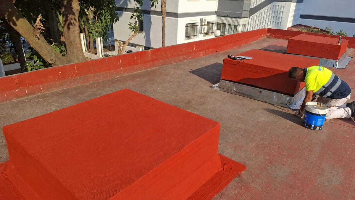 Imagen ilustrativa: fachada de un edificio municipal con andamios y obras de mantenimiento