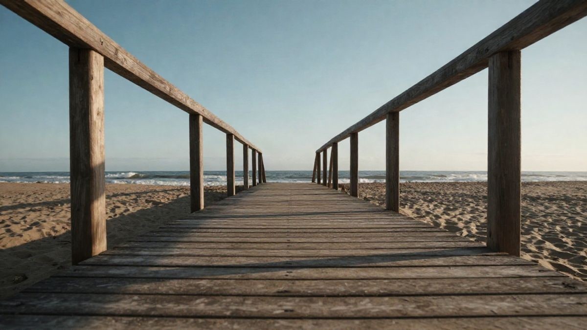 Imagen ilustrativa: pasarela de madera en una playa desierta bajo un cielo despejado