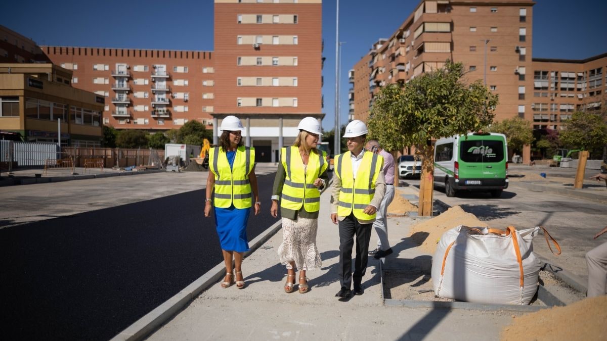Imagen ilustrativa: calle urbana en obras de noche con aceras recién pavimentadas, nuevos alcorques y marcas de aparcamiento pintadas en el asfalto