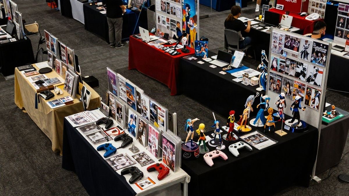 Imagen ilustrativa: vista cenital de un salón de convenciones con expositores de manga, anime y videojuegos