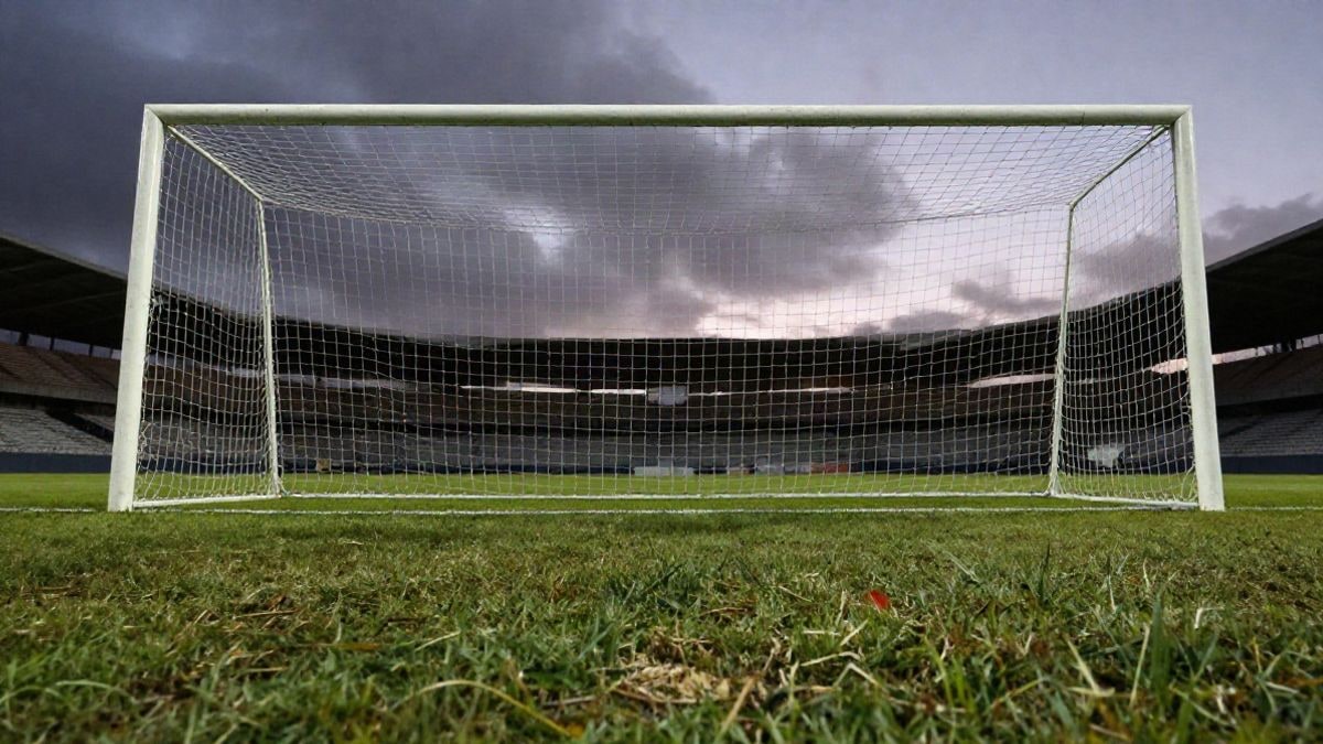 Imagen ilustrativa: portería de fútbol con la red a contraluz bajo un cielo al atardecer