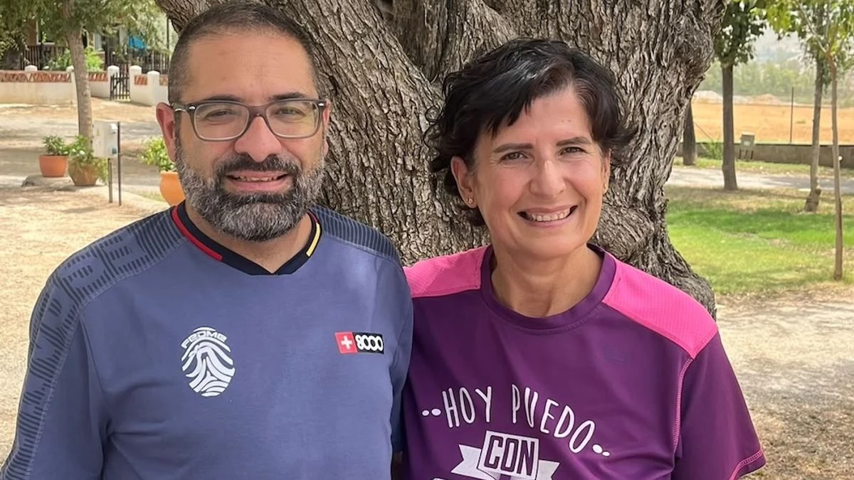 Imagen ilustrativa: una bota de montaña sobre un sendero rocoso, con un bastón de senderismo apoyado, luz de atardecer.