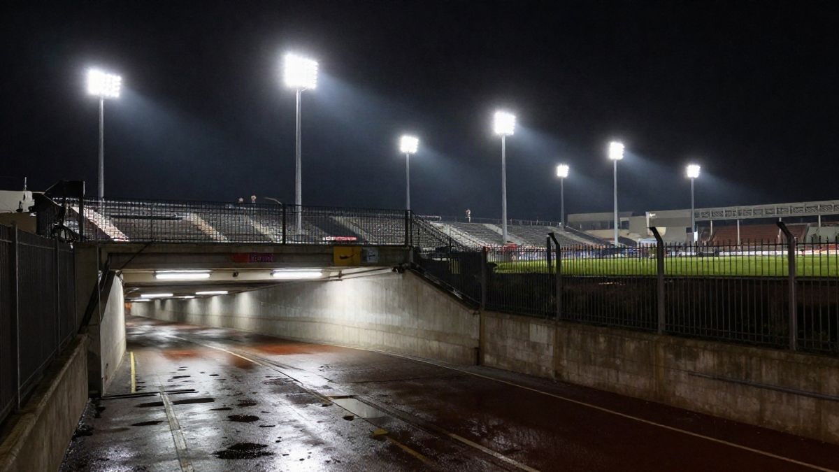 Imagen ilustrativa: focos de un estadio iluminando la entrada de un túnel de vestuarios por la noche