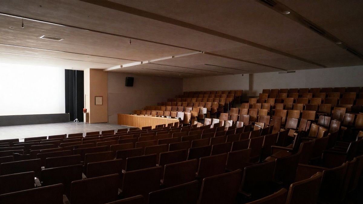 Imagen ilustrativa: un auditorio moderno con butacas vacías y líneas que convergen hacia el escenario