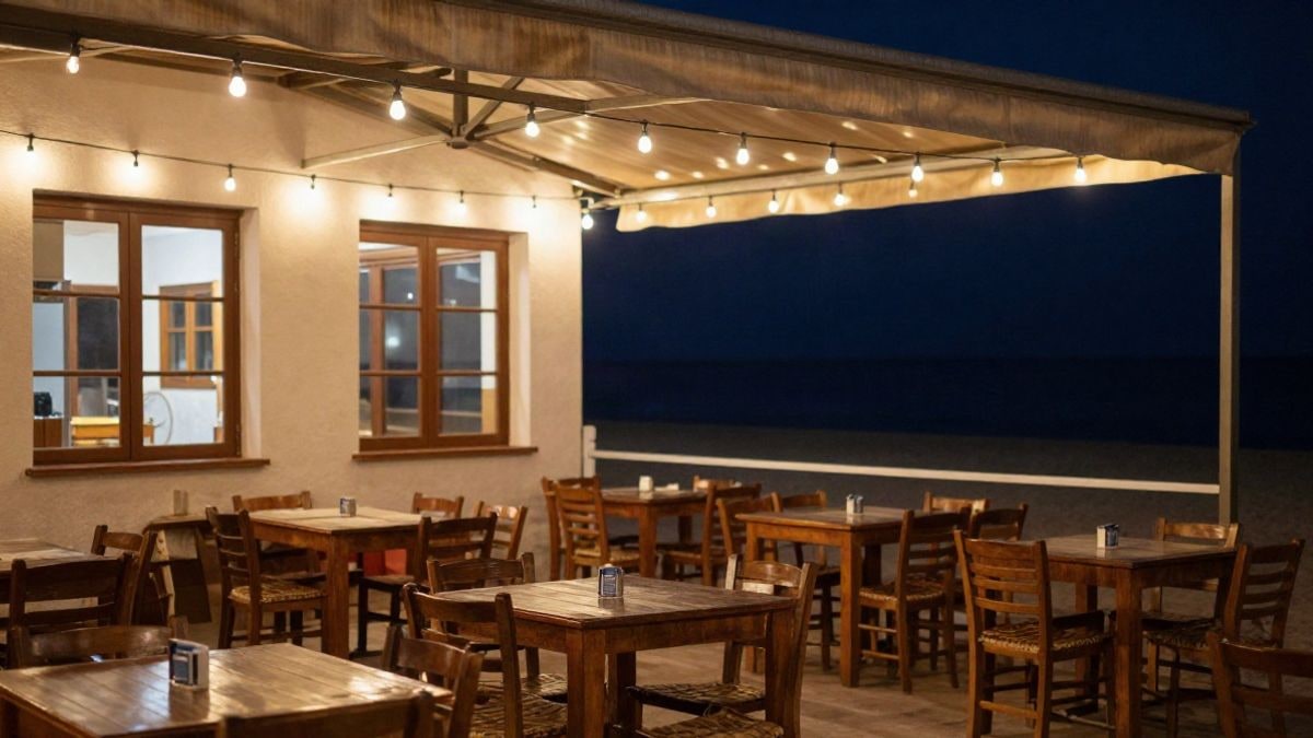 Imagen ilustrativa: terraza de un pub costero iluminada con luces cálidas al anochecer