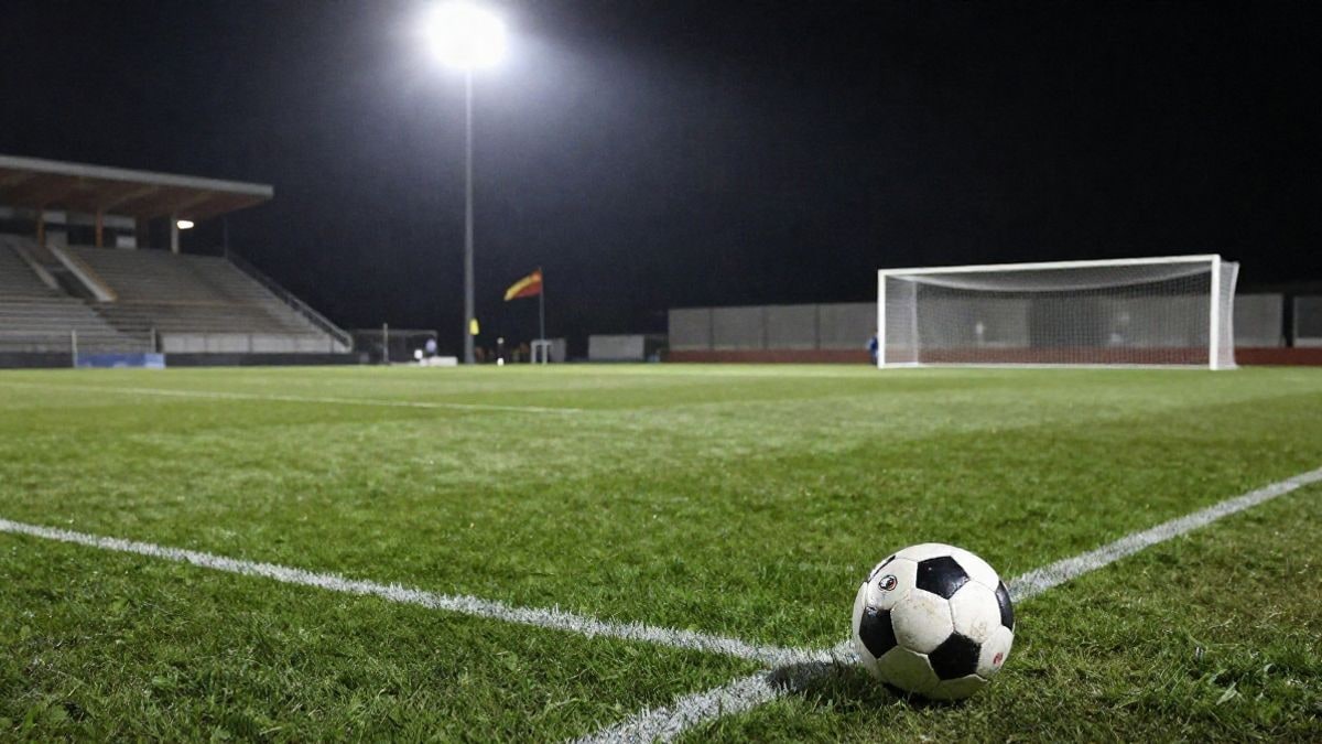 Imagen ilustrativa: estadio de fútbol de noche con el balón en el punto de penalti y la portería al fondo